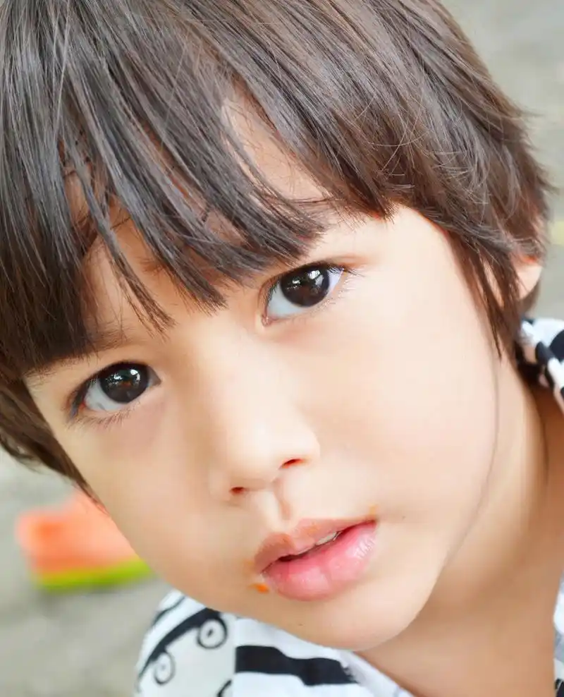 漂亮的小男孩的眼睛肖像