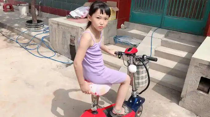 晨妤小美女摔伤后小女孩玩起了电动车小巧玲珑的电动车真有趣