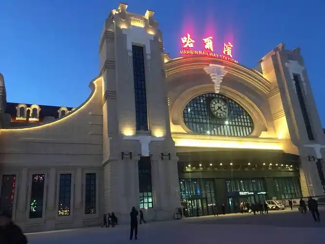 夜幕下的哈尔滨新车站 - 美篇
