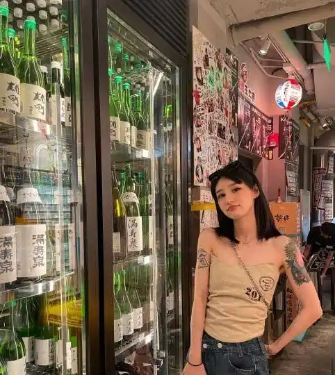 作为uzi的女朋友,奥咪咪与uzi真的是同吃苦共患难,而说到奥咪咪的颜值