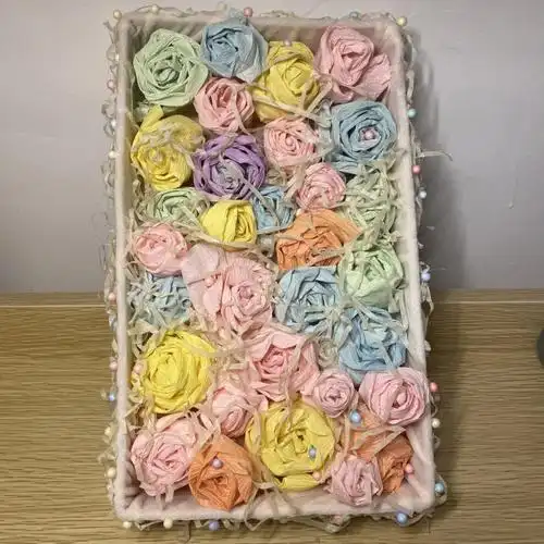 盒子是把牛奶盒用布,拉菲草和流星球装饰出来的