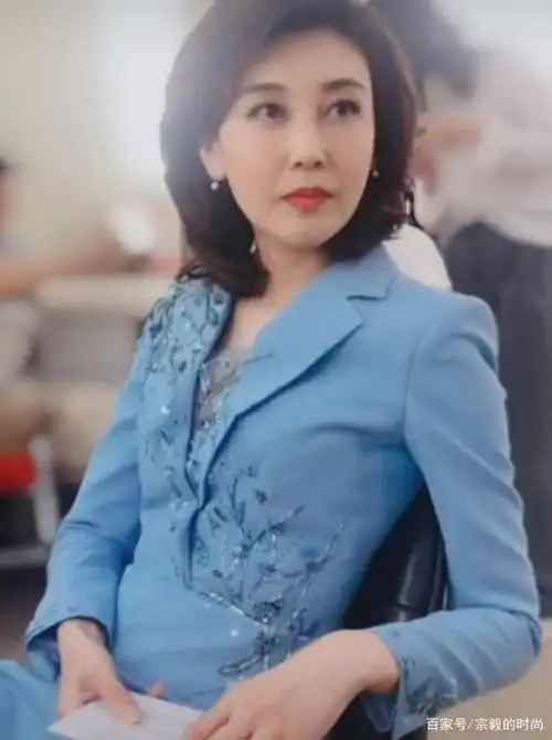 央视女神李红绝了!一袭红色v领裙端庄大气,牛奶肌白到发光