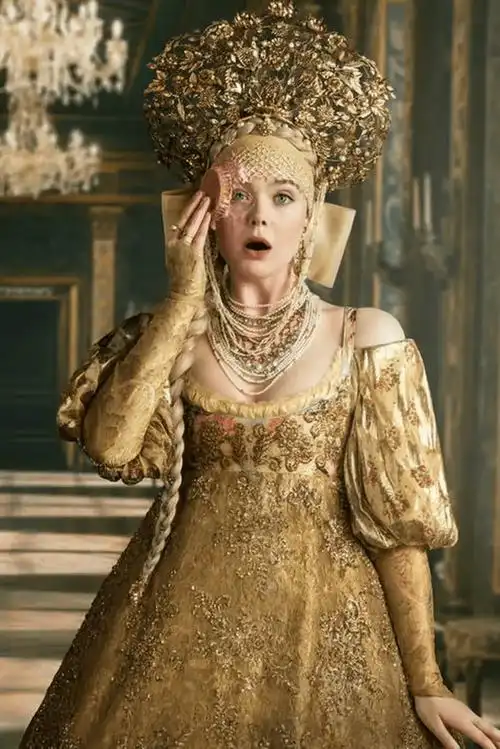 原创凯瑟琳大帝发最新剧照艾丽范宁篡位成功头戴花冠太霸气