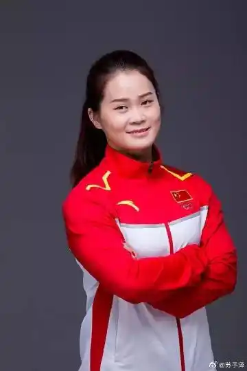 举重名将邓薇回应伤情过段时间又能活蹦乱跳啦
