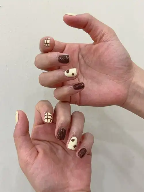 温暖的手绘指甲色