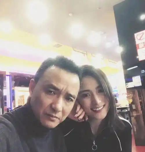 海哈金喜:本是富家女,给大19岁李亚鹏生娃,和继女处成好姐妹