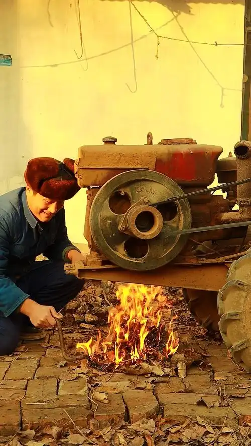 童年回忆#80年冬天手扶拖拉机摇不起来就得烤一下,你们还记得这波