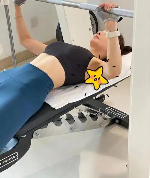 演员李纯大胆秀健身美照尴尬部位细心打码曾因黑桃纹身惹争议