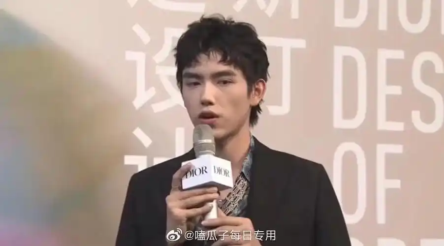 丑国太子陈飞宇最大的毛病难道不是脸上肿胀肥胖和沟壑纵横并存吗加上