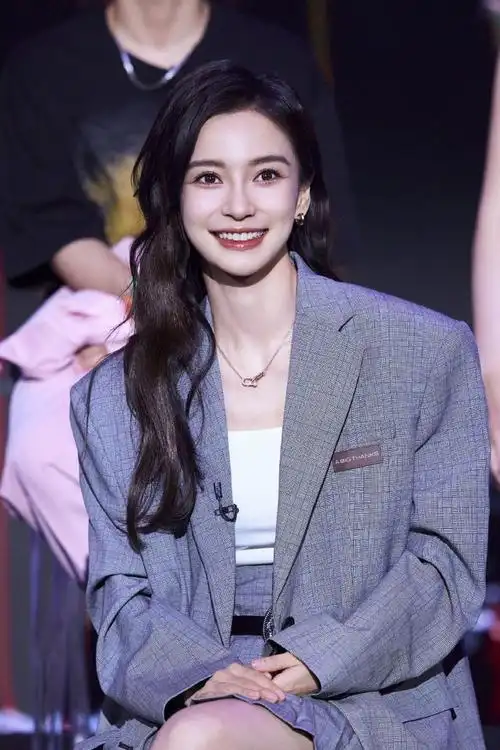 组图:angelababy穿短裙搭廓形西装 秀出精致锁骨酷飒