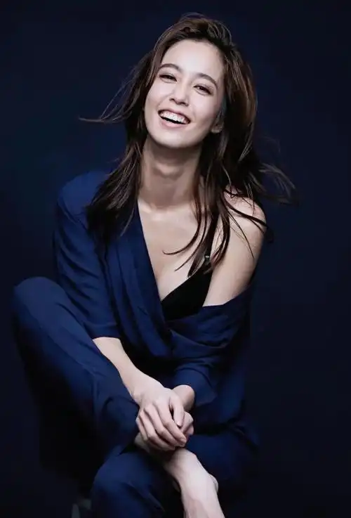 胡宇崴陈庭妮官宣订婚八年恋爱修成正果