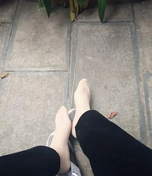 如果习惯穿很薄的短丝袜配运动鞋容易发生鞋子不跟脚吗?