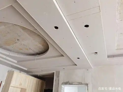 吊顶射灯孔到底由木工还是电工开孔