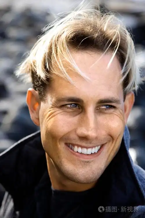 有魅力的男人微笑