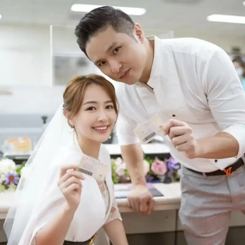 偶像女王和好姐妹上综艺开撕,如今冰释前嫌了?_赖薇_王思佳_网友