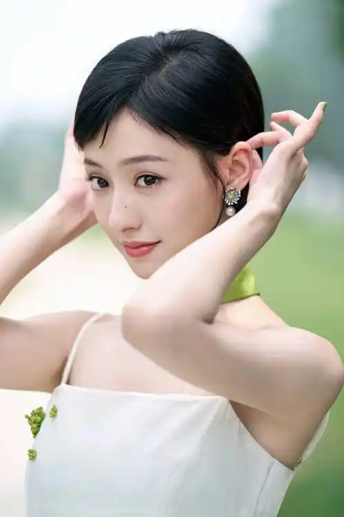 胡连馨挑战超短发造型 搭绿色妆容似森林精灵