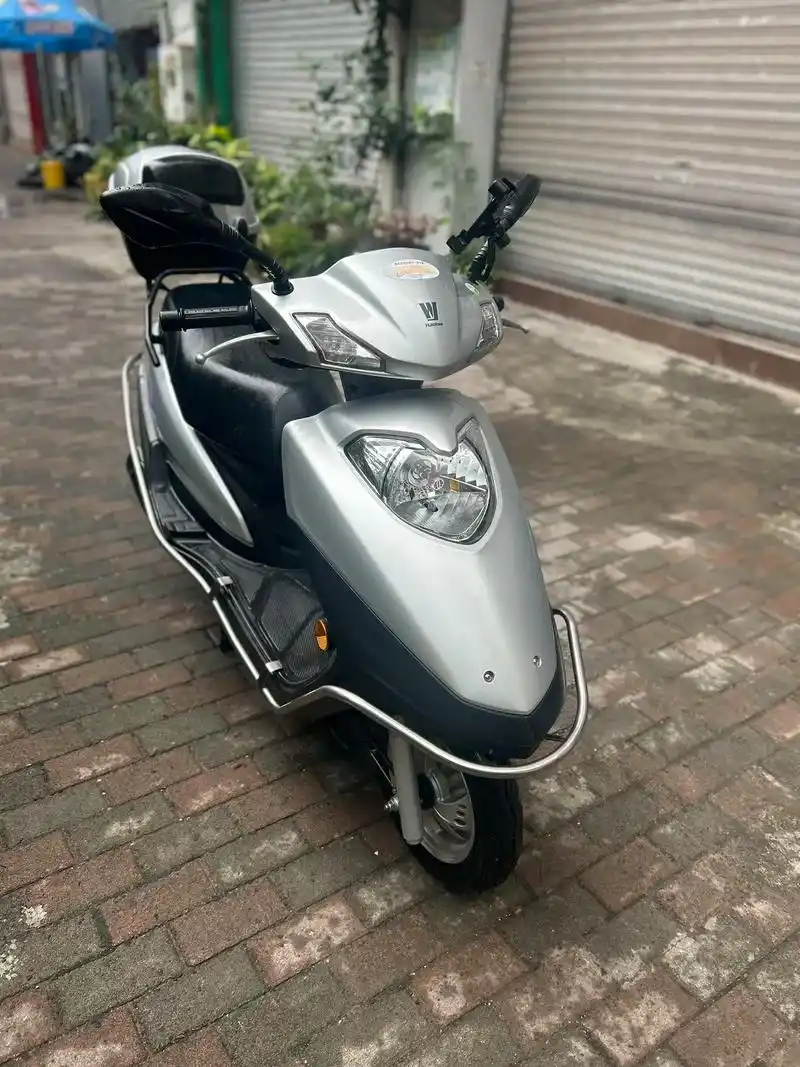 豪爵踏板车摩托车