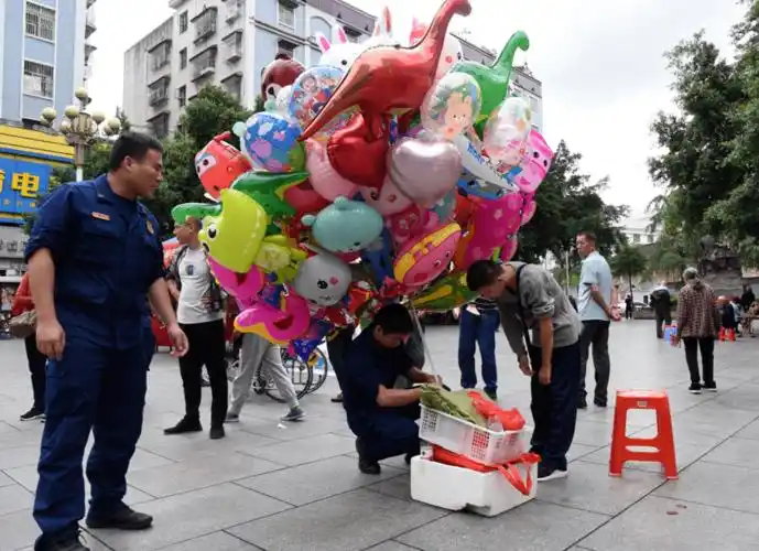 卖气球的脑瘫男孩梦想不会飞走