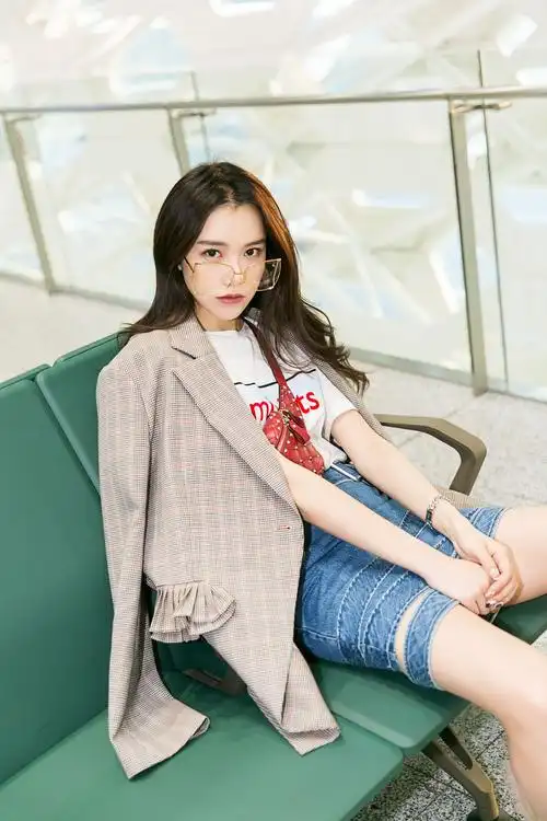 黄一琳复古造型现身机场 演绎初春清新自然