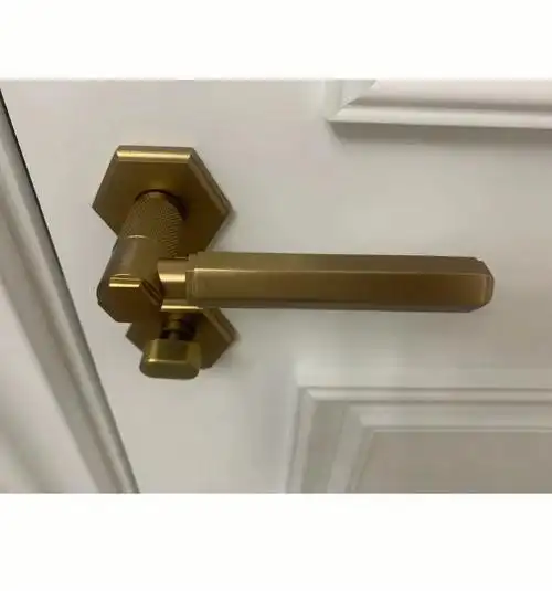 白色的卧室门装金色的锁不要台高大上喔