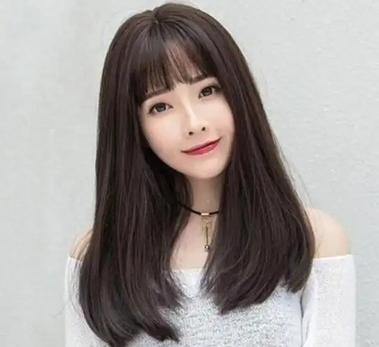 女生披肩中长发直发发型,简约清纯气质迷人