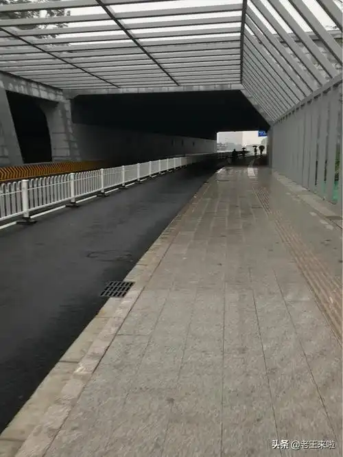 子房山隧道长117米按单向两车道非机动车道人行道设计