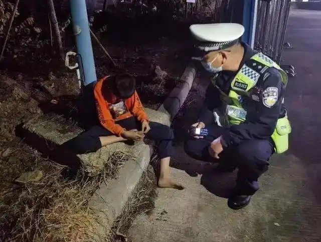 深夜从化高速公路上惊现一小男孩赤脚逆行最终