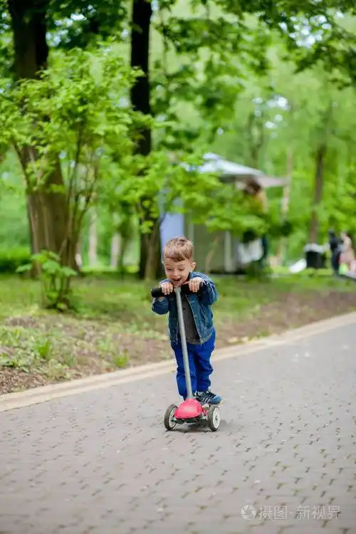 奥默尔市公园里骑滑板车的小男孩儿童运动ou