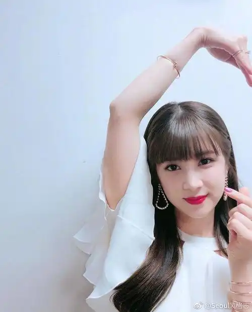 最近韩国爱豆们玩起了比心新手势