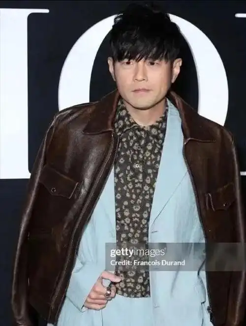 林俊杰对比周杰伦一个年轻抗老一个发福认不出差距一目了然