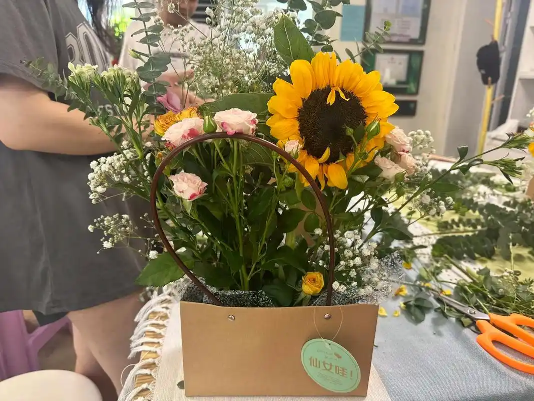 第一次做插花还不错?09#向日葵有个很好的花语 #一束花的仪 - 抖音