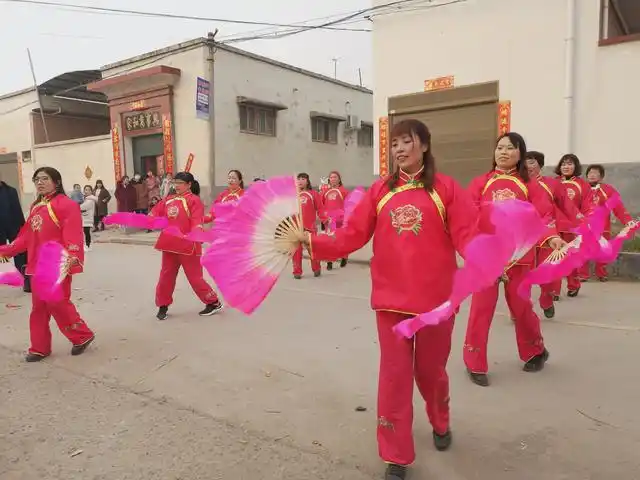 河南农村过大年村里的文艺演出,男扮女装的中国式小丑最出戏