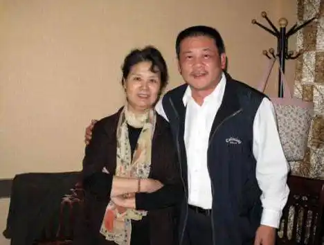 55岁左翎近照,被誉为"中国第一青衣",二婚与丈夫签协议获幸福