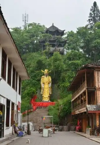 离开白云古寨,赶往山顶的白云寺.