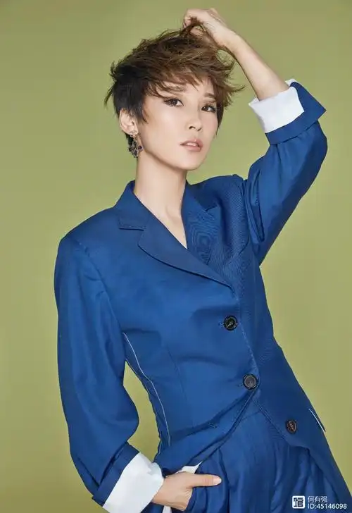 谢楠一身西服套装,搭配短发造型迷人又时尚,难怪吴京那么喜欢她