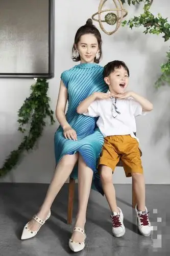 组图邓莎带儿子拍照温柔动人大麟子趴窗超萌叼玫瑰扮小绅士