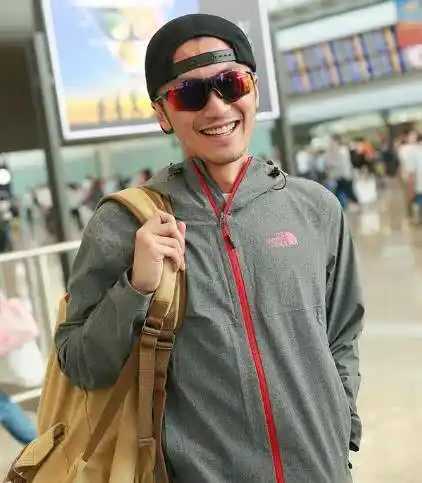 之前谢霆锋外出的时候被拍到照片,当时的他将鸭舌帽反戴在头上,鼻子