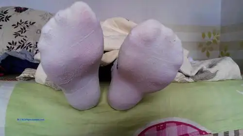 袜子早上起床的时候,我拿起袜子闻闻味道判断下是不是还能再穿一天.