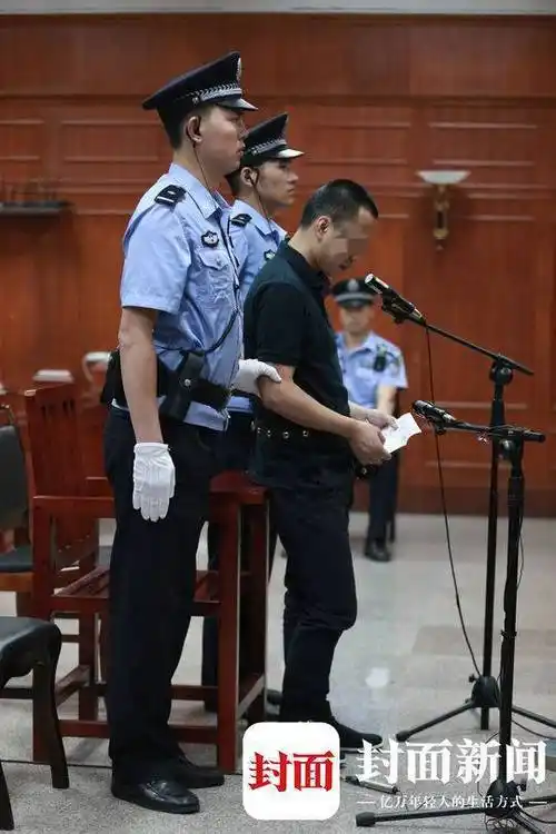 付白莲庭审现场4日下午的庭审,付白莲是啜泣着走上被告人席.