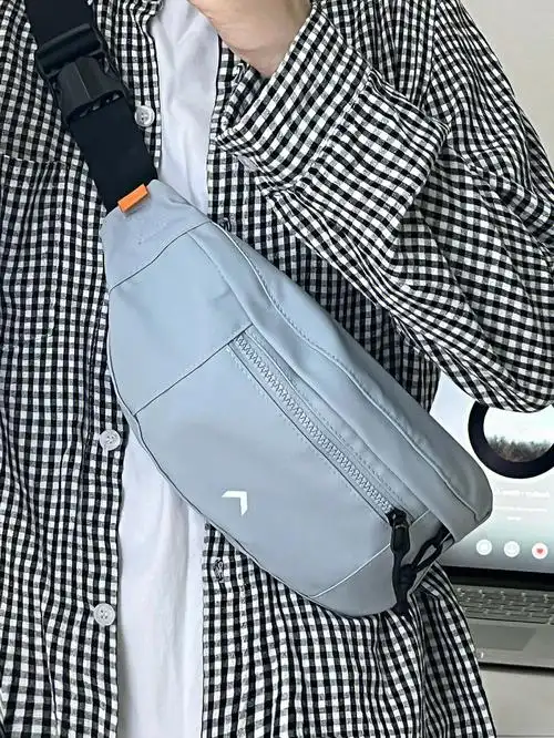 奶蓝色胸包横竖怎么背都好看