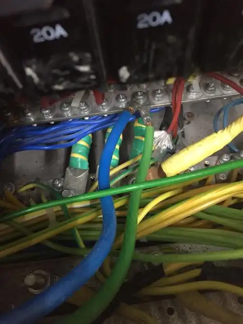 电路通电,把零线从零线排取下,零线是否有电