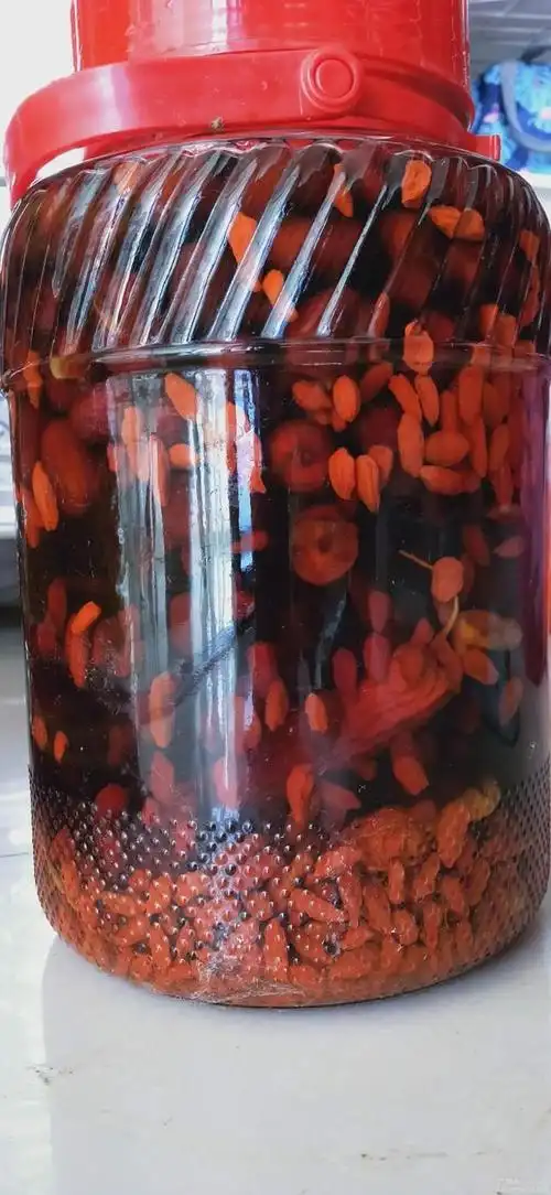 有懂酒的老表们给我看下,这自酿的人参枸杞酒可能喝了