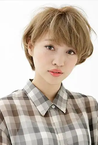 清爽的短发与浅亚麻色极其相配,蓬松爽朗的短发为夏日带来几分清凉,而