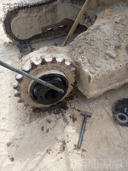 住友200-2挖机行走更换磨镜油封