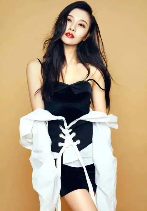 身材高挑气质出众的魅力女神郑清文