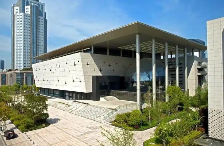 台州市科技馆位于台州市椒江区爱华路118号,东侧与台州市博物馆紧邻