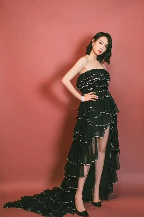 宋茜黑色燕尾裙亮相与爱同行以歌声传递希望