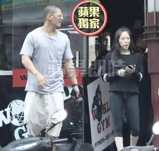 蒋友柏当晚跟一行人用完餐后,与女助理和另一位男友人搭乘计程车离去.