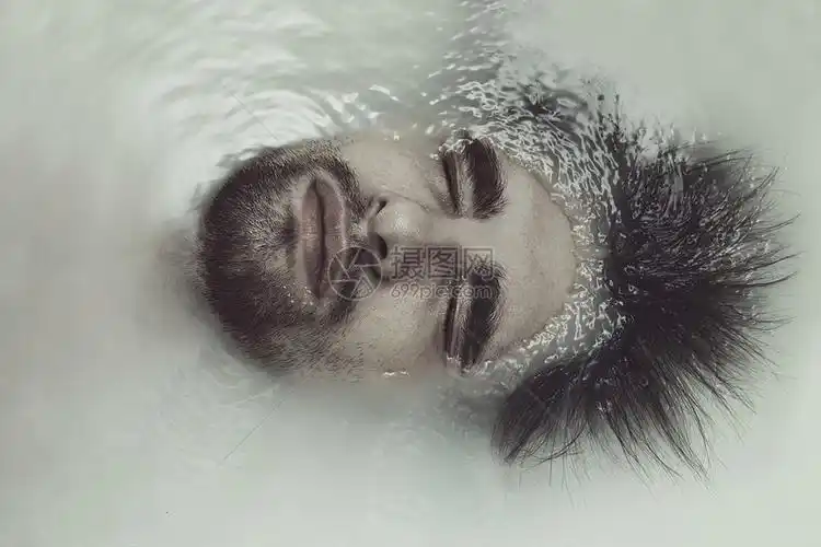 高清照片下载,该高清照片标题为个轻英俊的男人洗澡的肖像,编号