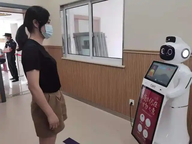 秒测体温35台测温机器人上岗运行